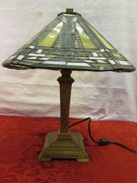 LOVELY VINTAGE FRANK LLOYD WRIGHT TIFFANY STYLE LAMP