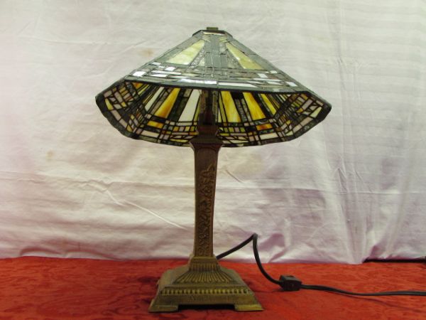 LOVELY VINTAGE FRANK LLOYD WRIGHT TIFFANY STYLE LAMP