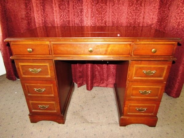 BEAUTIFUL SOLID WOOD SEWING TABLE/DESK 