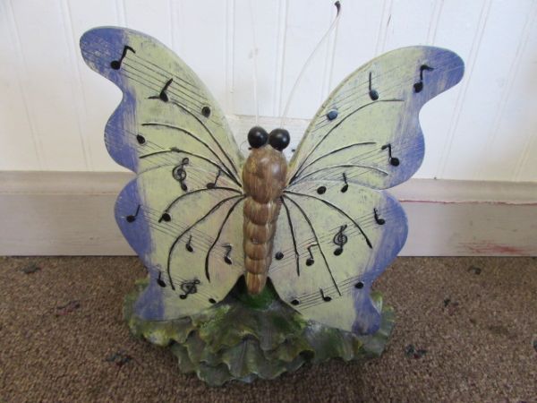 RESIN  MUSICAL FROGS & BUTTERFLY SHELF ORNAMENT WITH HUMMINGBIRD & LILY TOPIARY