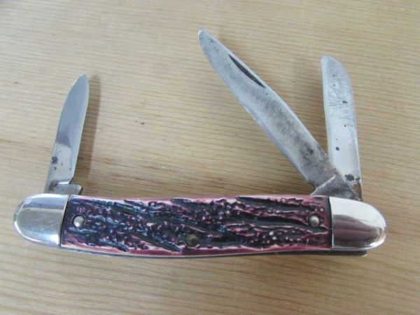 THREE BLADED POCKET KNIFE WITH BONE-LIKE HANDLE