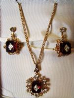GORGEOUS RUBY RED & RHINESTONE VINTAGE JEWELRY - EARRINGS & NECKLACE 
