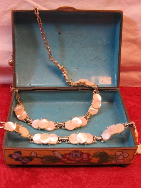 GORGEOUS VINTAGE ENAMEL JEWEL BOX WITH MOTHER OF PEARL NECKLACE & BRACELET