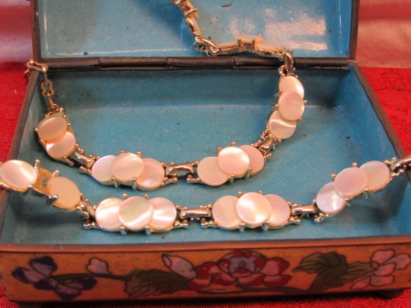 GORGEOUS VINTAGE ENAMEL JEWEL BOX WITH MOTHER OF PEARL NECKLACE & BRACELET
