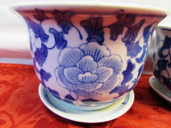 NEW!  FIVE LOVELY CERAMIC FLOWER POTS WITH SAUCERS 