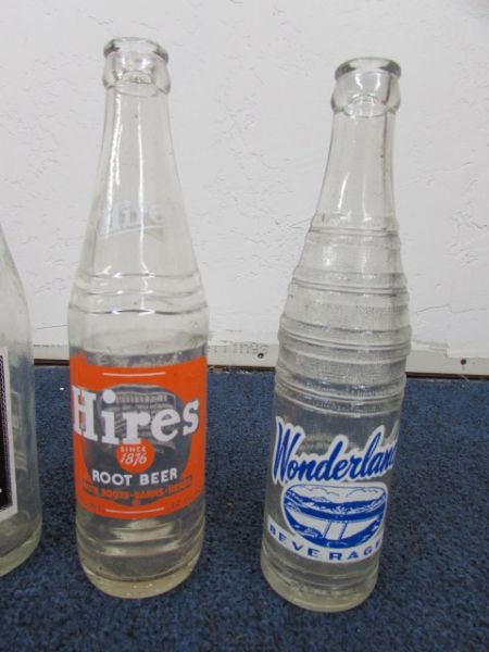 VINTAGE 7UP CRATE AND BOTTLES
