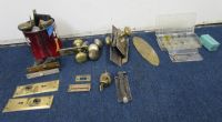 COLLECTION OF VINTAGE BRASS DOOR KNOBS AND HARDWARE