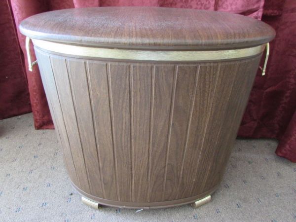 NICE MID CENTURY MODERN PEARLWICK HAMPER WITH LINENS 
