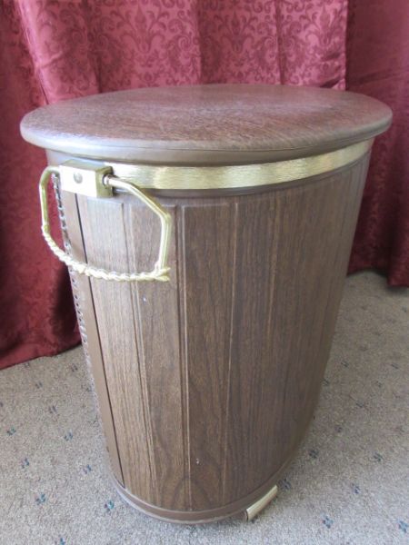 NICE MID CENTURY MODERN PEARLWICK HAMPER WITH LINENS 