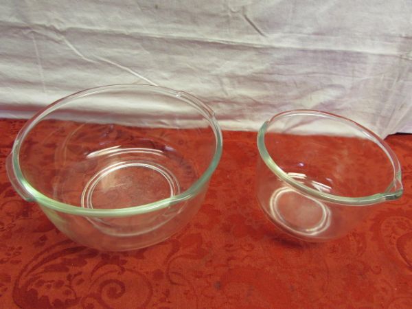 TWO GLASS MIXING BOWLS & 4 ELECTRIC MIXER BEATERS 