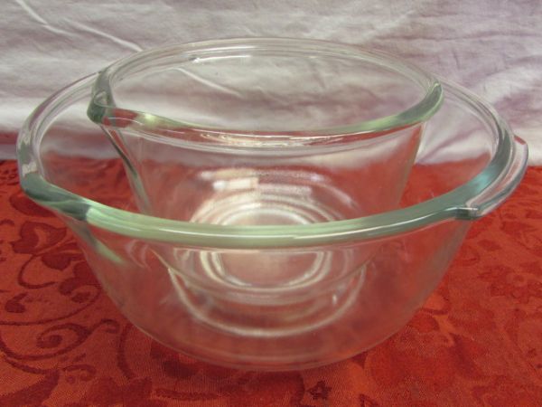 TWO GLASS MIXING BOWLS & 4 ELECTRIC MIXER BEATERS 