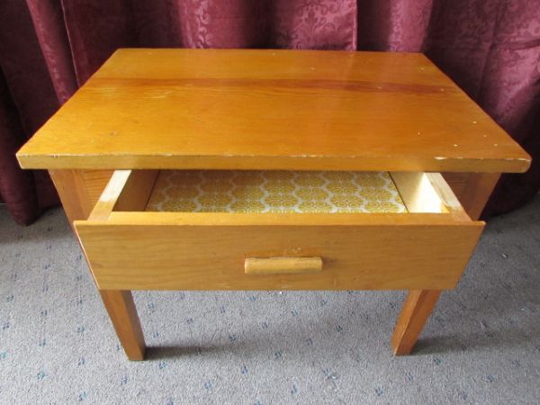 END TABLE WITH DRAWER WITH NEW IN BOX MONTEFIORE PEN & PENCIL SET & STATIONARY 
