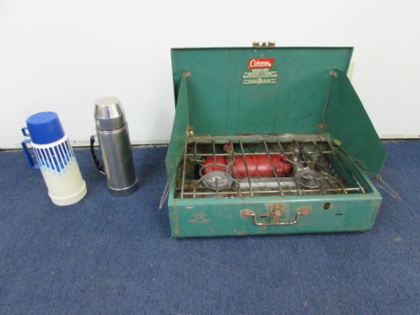 VINTAGE COLEMAN STOVE & 2 INSULATED BEVERAGE CONTAINERS - THERMOS