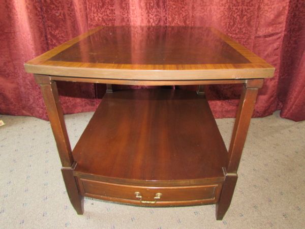 PRETTY MID CENTURY SIDE TABLE WITH DRAWER