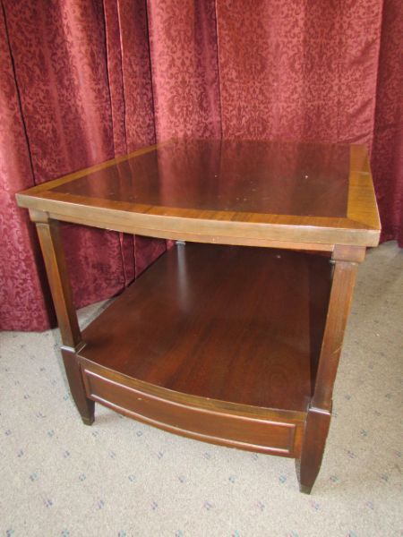 PRETTY MID CENTURY SIDE TABLE WITH DRAWER