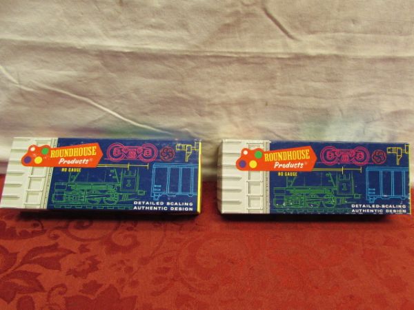 NIB ROUNDHOUSE PRODUCTS HO GAUGE CABOOSE & ROUND TOP BOX CAR 