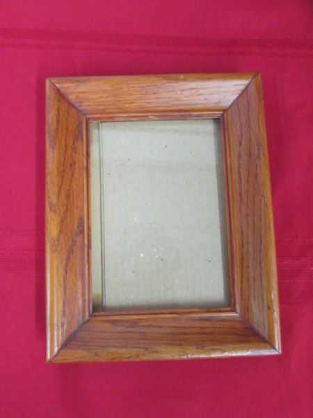 LARGE COLLECTION OF PICTURE FRAMES