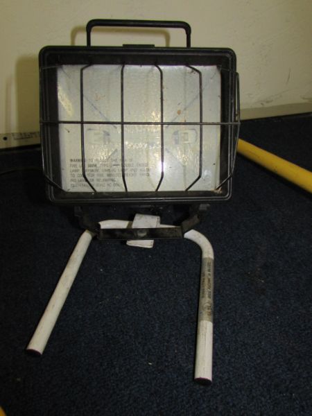 SHED SOME LIGHT - ADJUSTABLE DOUBLE WORK LIGHT WITH TELESCOPIC TRIPOD STAND & 2 JOB SIGHT LIGHTS