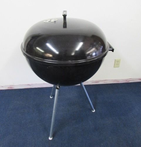NICE 22.5 DIAMETER KENMORE KETTLE STYLE CHARCOAL GRILL