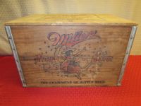 AWESOME VINTAGE MILLER HIGH LIFE WOOD CRATE WITH BOTTLE CAP CHECKER BOARD LID 