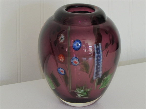 BEAUTIFUL HAND BLOWN ART GLASS VASE WITH FLORAL PATTERN 