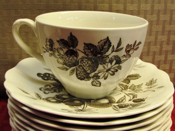 VINTAGE J&G MEAKIN TRANSFERWARE TEA CUPS, SAUCERS & PLATES IN GAINSBOROUGH PATTERN