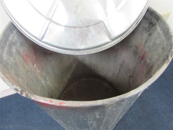 20 GALLON GALVANIZED TRASH CAN WITH CAN CRUSHER