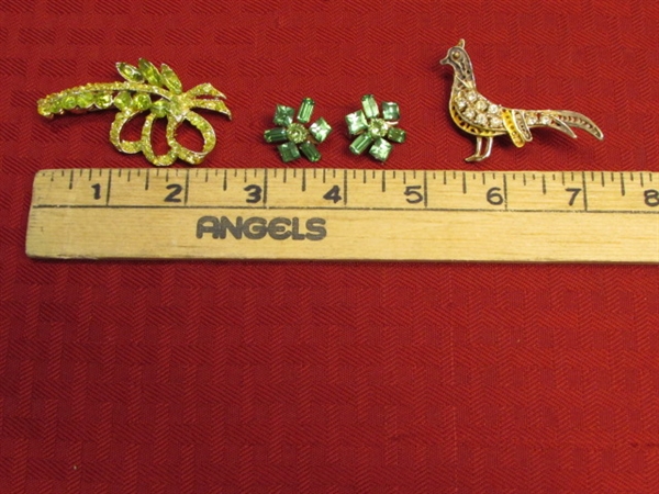 VINTAGE ACCESSORIES - RHINESTONE & BLOWN GLASS BROOCHES, CRYSTAL STIC PIN, HAND BAG, GLOVES & MORE