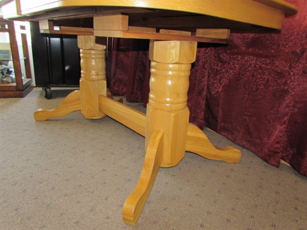 OAK DOUBLE PEDESTAL DINING ROOM TABLE WITH LEAVES EXPANDS TO BANQUET SIZE!