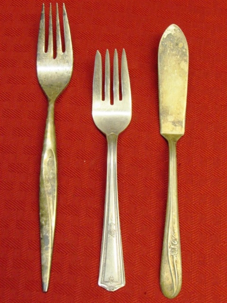 VINTAGE SILVER PLATE CAMBELL'S SOUP KID SPOON PLUS AN ASSORTMENT OF SILVERWARE