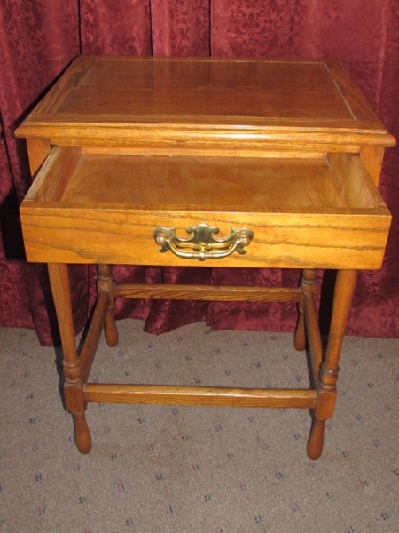 CUTE LITTLE VINTAGE ONE DRAWER NIGHT STAND/END TABLE 