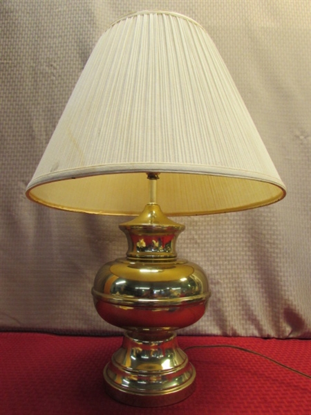 PRETTY VINTAGE LAMP WITH BRASS FINISH BASE