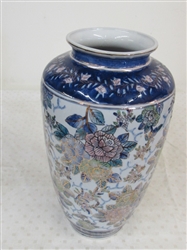 LARGE & BEAUTIFUL ORIENTAL STYLE PORCELAIN VASE WITH GOLD ACCENTS
