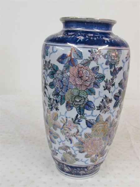 LARGE & BEAUTIFUL ORIENTAL STYLE PORCELAIN VASE WITH GOLD ACCENTS