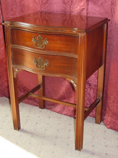 VERY PRETTY VINTAGE BOW FRONT SIDE TABLE 