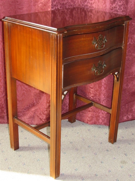 VERY PRETTY VINTAGE BOW FRONT SIDE TABLE 