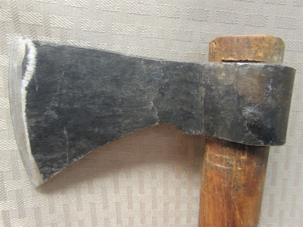 18TH CENTURY REPRODUCTION HAND FORGED THROWING AXE/TOMAHAWK