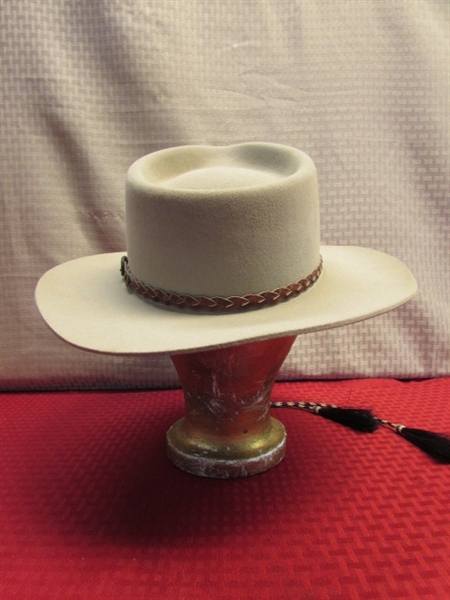 ALL AMERICAN COWBOY!  WATER REPELLENT DYNAFELT HAT WITH HORSEHAIR STRAP & BULLWHIP