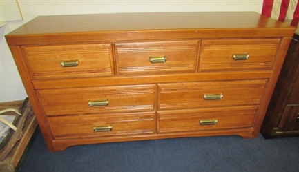 ATTRACTIVE 7 DRAWER DRESSER MADE BY BROYHILL 