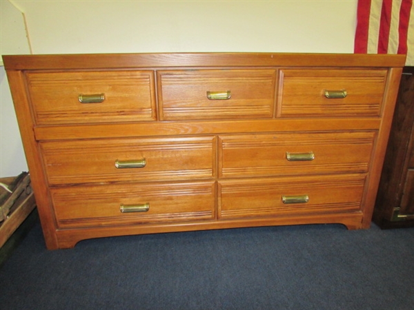 ATTRACTIVE 7 DRAWER DRESSER MADE BY BROYHILL 