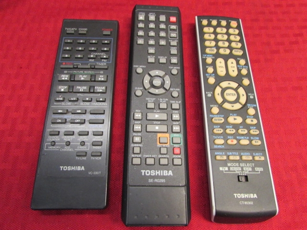 NICE TOSHIBA DVD VIDEO RECORDER/VIDEO CASSETTE RECORDER WITH REMOTES