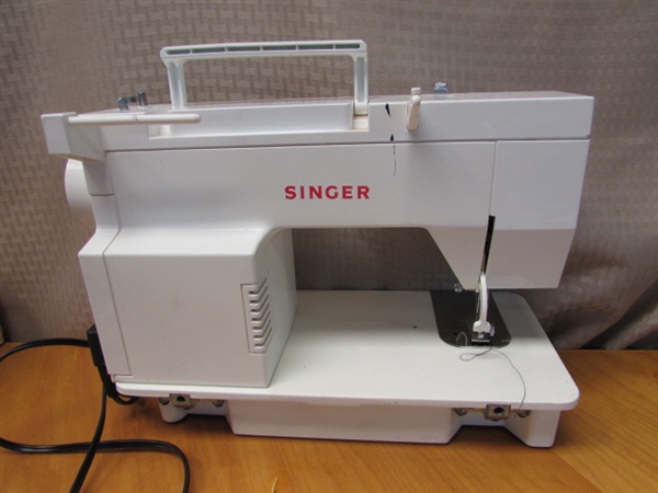 EASY TO USE SINGER SEWING MACHINE WITH MULTIPLE STITCHES