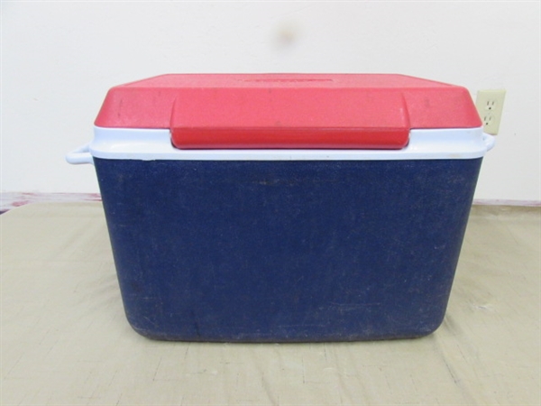 FIVE GALLON RUBBERMAID BEVERAGE CONTAINER AND ICE CHEST