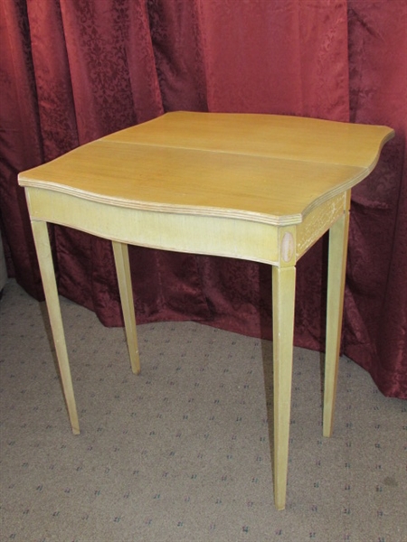 GREAT LITTLE VINTAGE TABLE - FOR  POKER NIGHT OR IN THE HALL
