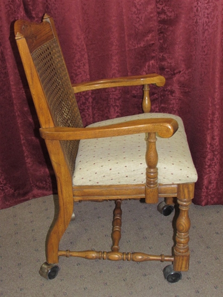LOVELY SOLID OAK CAPTAINS CHAIR ON CASTERS