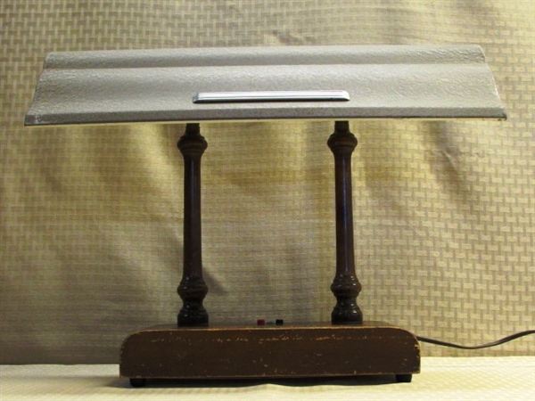 VINTAGE DESK LAMP WITH WOODEN BASE
