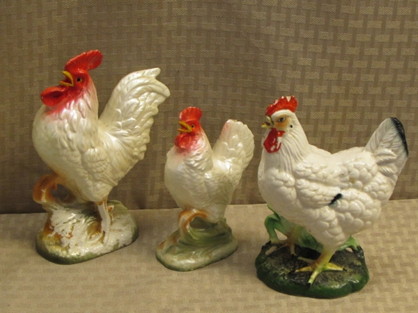 COLORFUL VINTAGE COUNTRY KITCHEN DÉCOR-HENS & ROOSTERS: S&P SHAKERS & FIGURINES, GLASSBAKE DISHES, WATER PITCHER & MORE