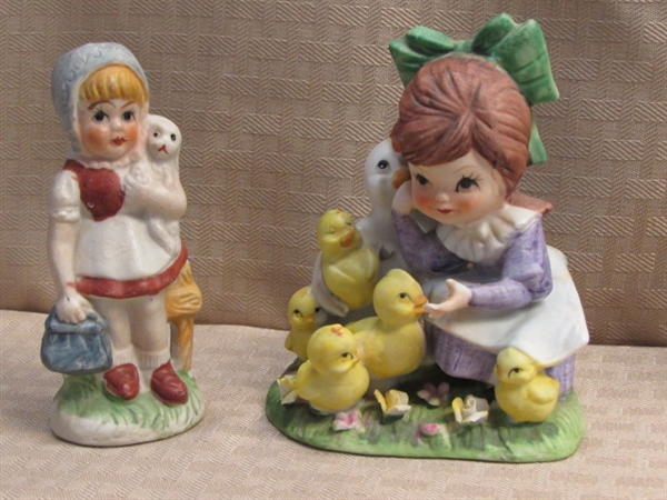 COLORFUL VINTAGE COUNTRY KITCHEN DÉCOR-HENS & ROOSTERS: S&P SHAKERS & FIGURINES, GLASSBAKE DISHES, WATER PITCHER & MORE