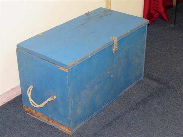GREAT LITTLE BLUE STORAGE BOX WITH ROPE HANDLES