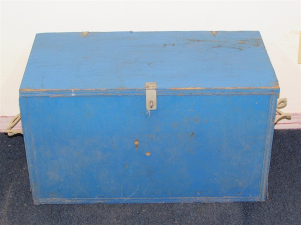 GREAT LITTLE BLUE STORAGE BOX WITH ROPE HANDLES